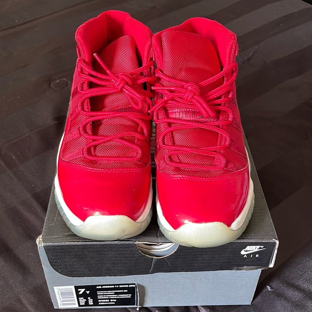 Jordan Retro 11 university Red
